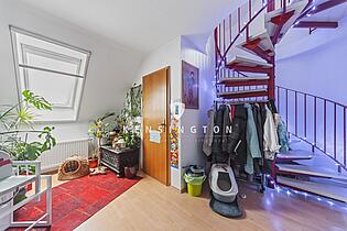 Flur mit Treppe in der Wohnung